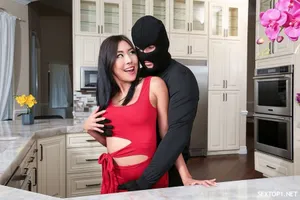 đưa cô nhân viên nữ xinh đẹp say xỉn về nhà nghỉ, cậu thanh niên tò mò…