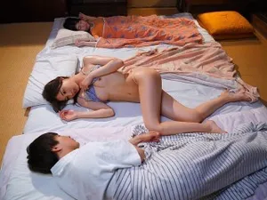 Cô gái chân dài đi tất đen gợi cảm thêm một phút để quan hệ, quan hệ bằng miệng, liếm, mở âm hộ trên giường, rồi quan hệ mạnh bạo...