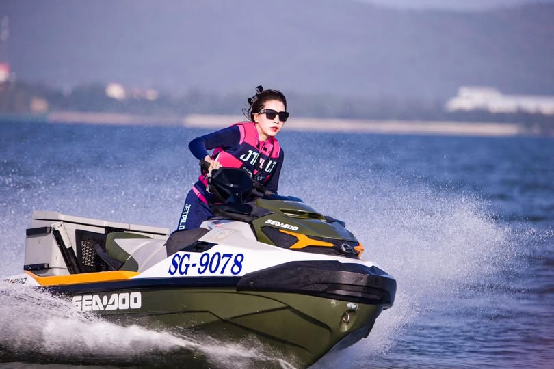Bạn gái dâm xoa bóp củ khoải bằng vú